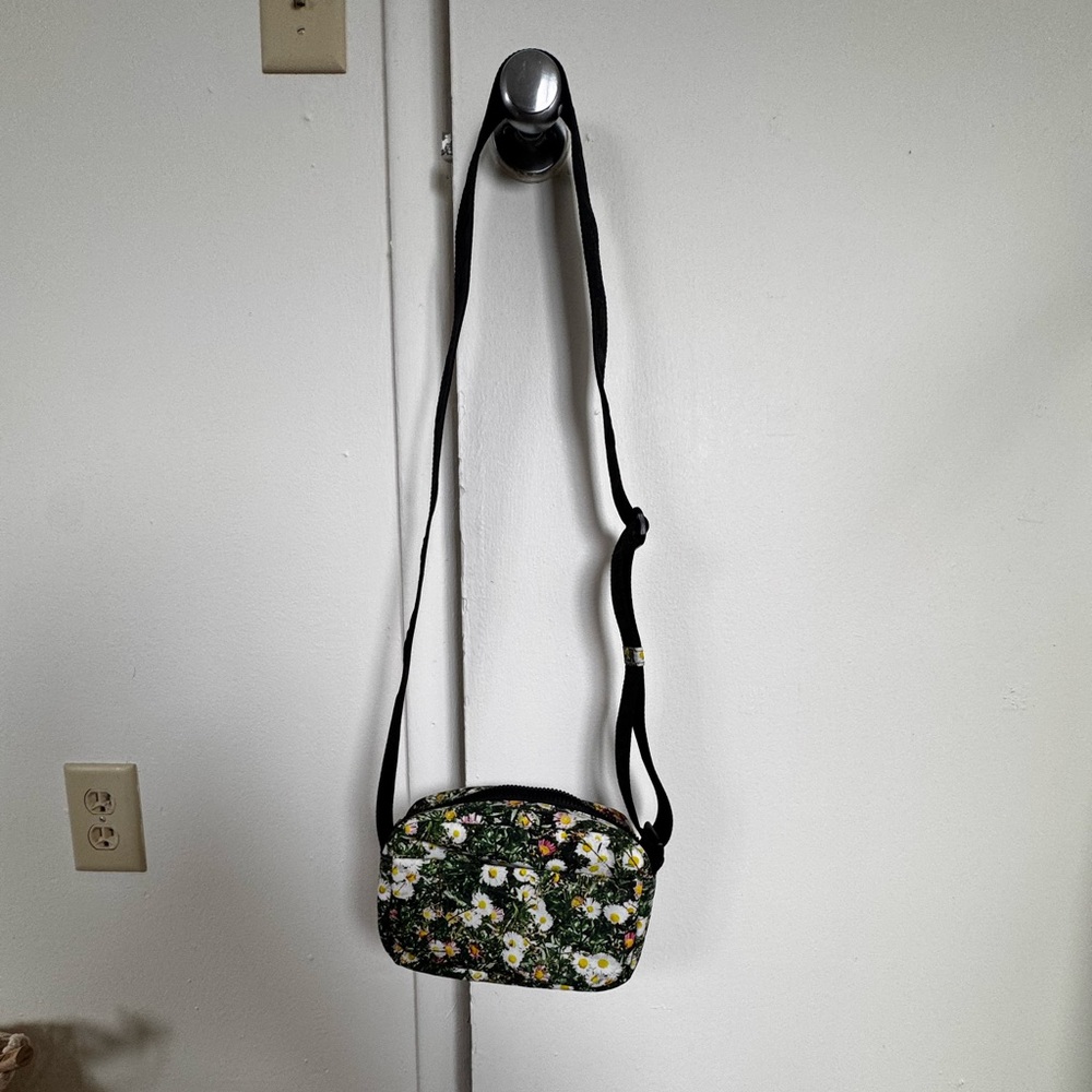 BAGGU camera crossbody
